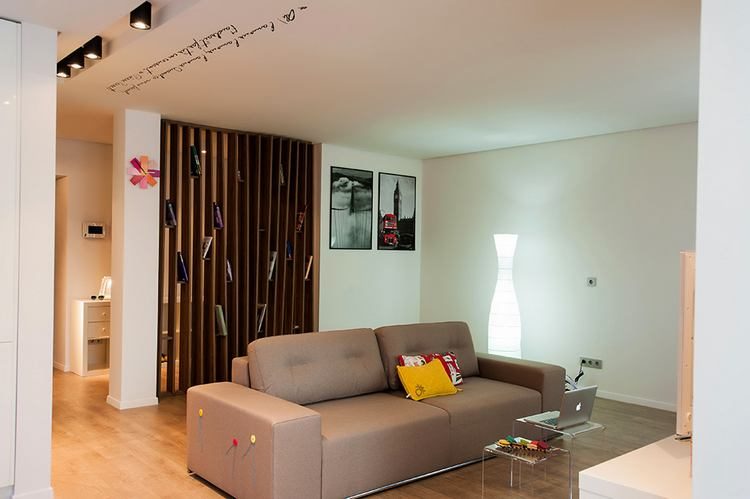 Ötletes térelválasztó - könyvespolc modern kis lakásban