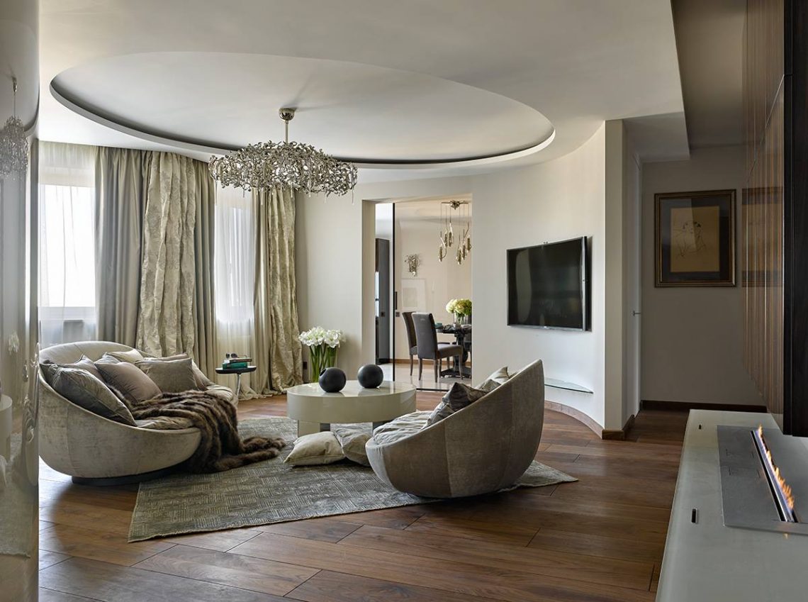 Köríves vonalak és formák egy család háromszobás lakásában, íves, fényes besétálós gardrób és konyhabútor, természetes színek, biokandalló