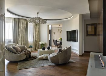 Köríves vonalak és formák egy család háromszobás lakásában, íves, fényes besétálós gardrób és konyhabútor, természetes színek, biokandalló