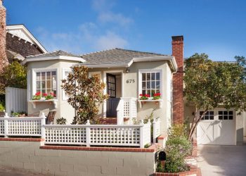 84m2-es bájos kis ház, gondosan helyreállított elbűvölő részletekkel