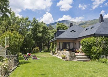 Otthonos, barátságos ház, természetes és semleges árnyalatokkal