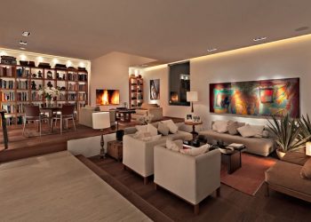 Természetes, meleg fa felületek és világos márvány remek összhangja egy gyönyörű otthonban