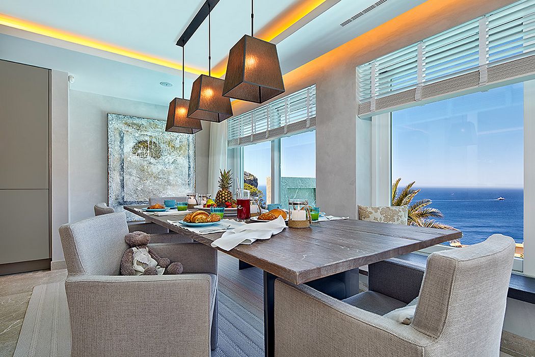 Столовая море. Кухня с видом на океан. Кухня с видом на море. Дизайнерские квартиры с видом на море. Квартира с видом на океан.