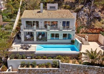 Mediterrán vízparti ház modern lakberendezés és dekoráció