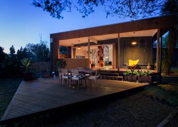 Stílusos, modern, nyitott, család- és környezetbarát - ház fába öltöztetve