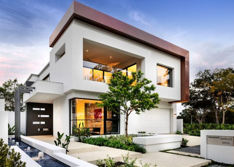 Modern ház keskeny telken úszómedencével, fényes, fehér, szürke, fekete színpalettával