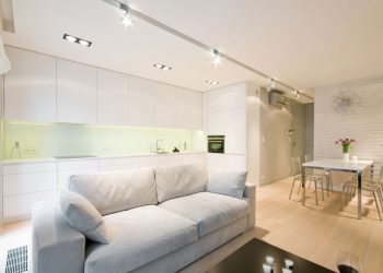 Fiatal pár kétszobás, világos, minimál stílusban berendezett lakása