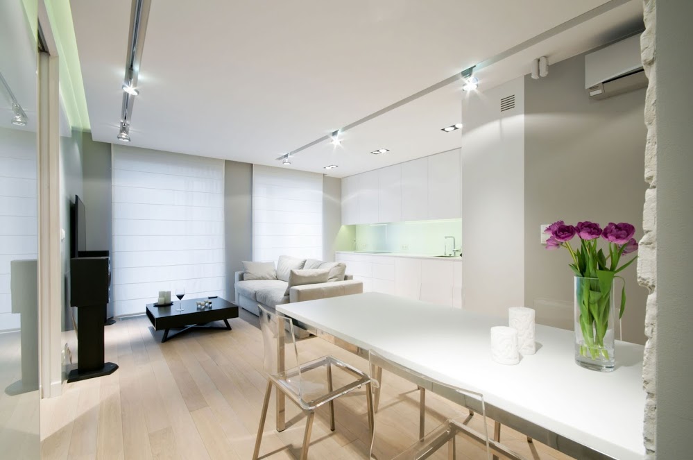 Fiatal pár kétszobás, világos, minimál stílusban berendezett lakása Fiatal pár kétszobás, világos, minimál stílusban berendezett lakása