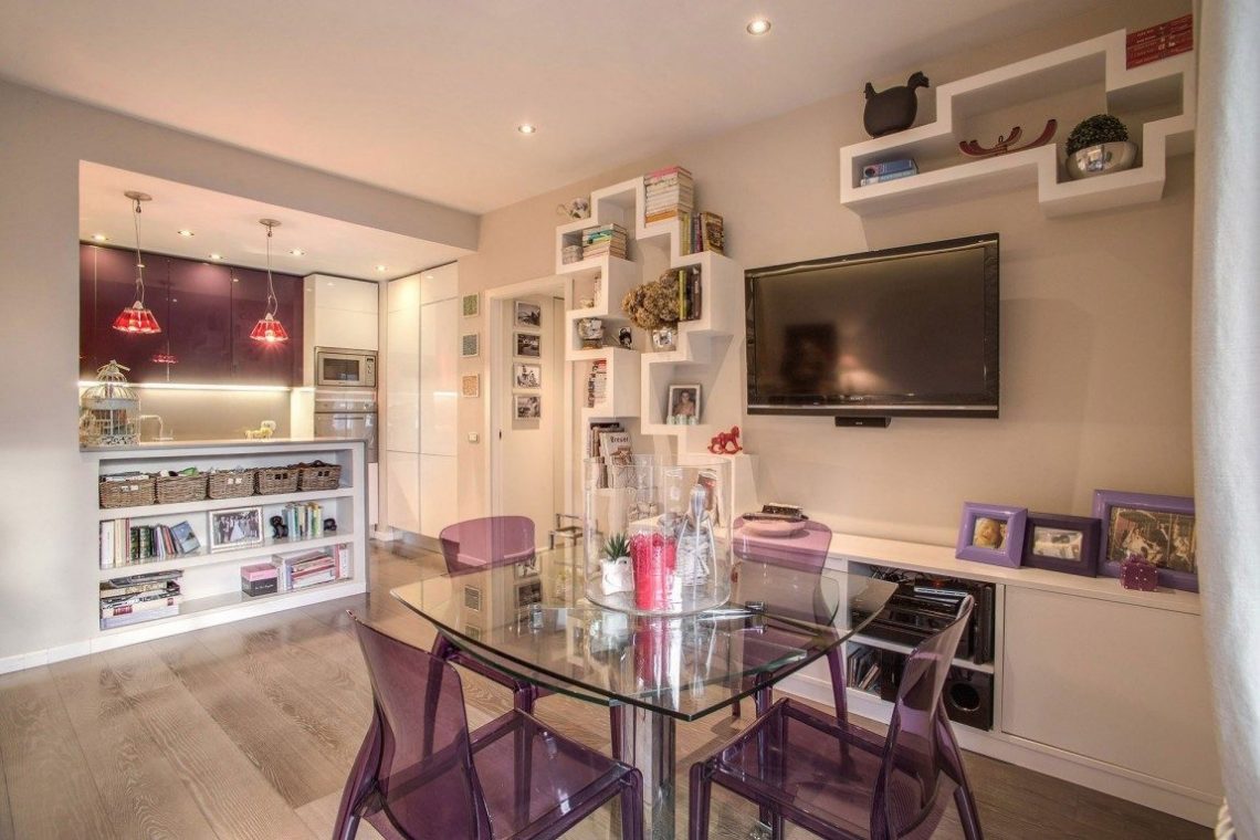 1 + 2 félszobás lakás gyerekszobával, kellemes színekkel, nőies dekorációval, két kis fürdővel