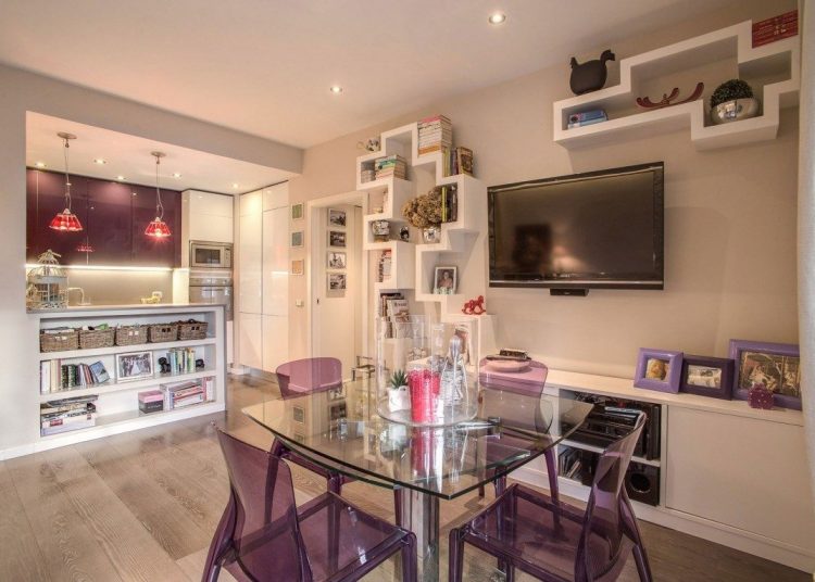 1 + 2 félszobás lakás gyerekszobával, kellemes színekkel, nőies dekorációval, két kis fürdővel