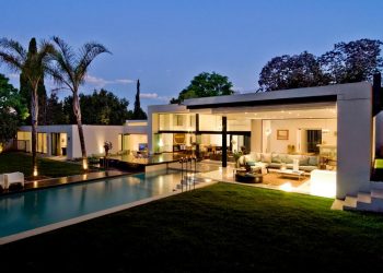 Ház átalakítás - 50-es években épült otthonból időtlen, modern terek és formák