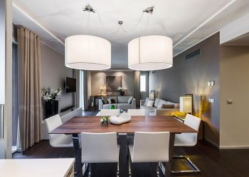 Természetesen modern lakberendezés - a kő, fa, homok árnyalataival és a fehér tisztaságával