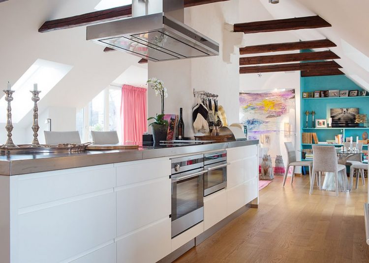 Pasztell színek a falakon, szőnyegen, nagy képeken - színes tetőtéri lakás