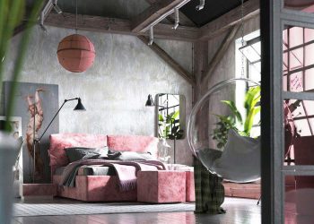 Rózsaszín bútor, gerendák, beton és viharvert fa padló - szokatlan és érdekes kombináció egy tetőtéri szobában