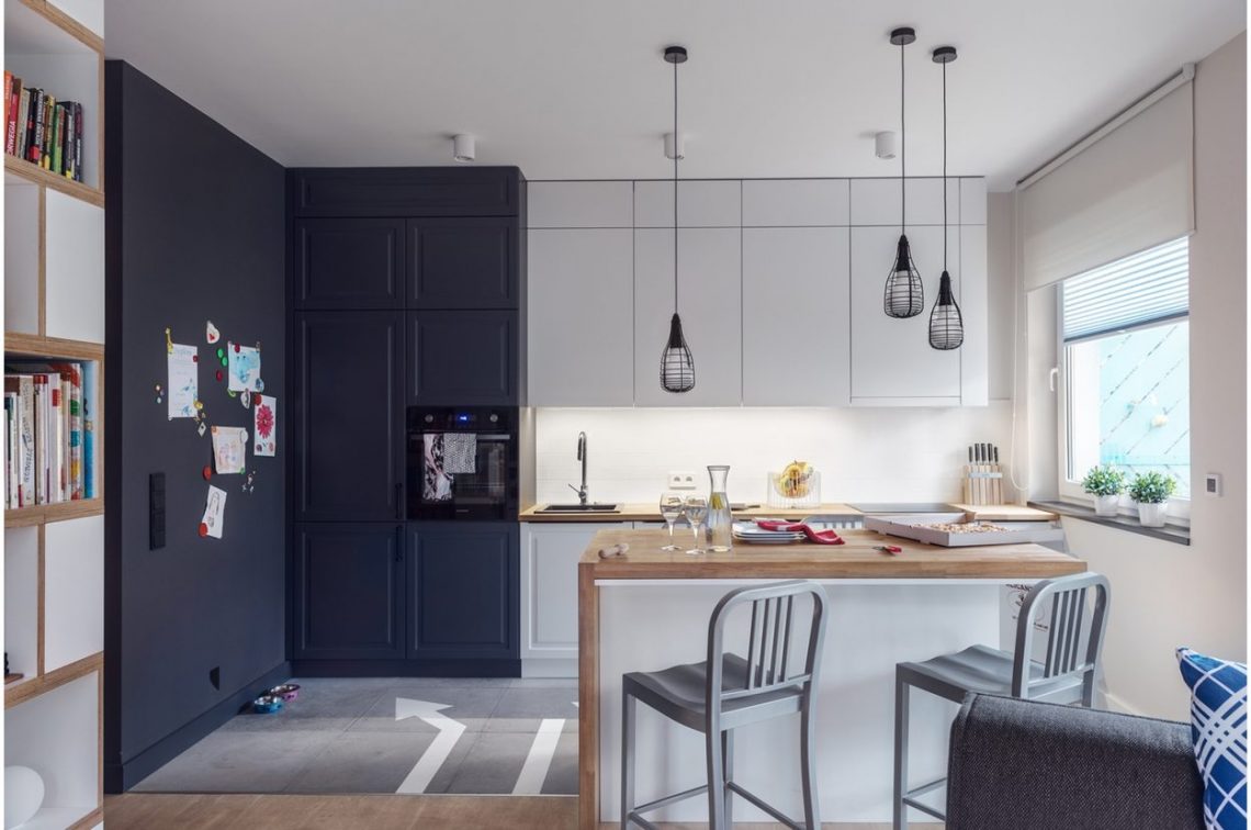 Fiatal háromtagú család 60m2-es lakása - könyvek, graffiti, beton és fa felületek