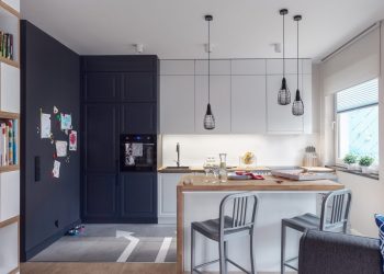 Fiatal háromtagú család 60m2-es lakása - könyvek, graffiti, beton és fa felületek