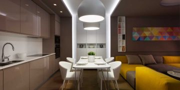 Modern lakás egy fiatal férfinak - semleges és sárga színek, remek világítás, meleg fa elemek