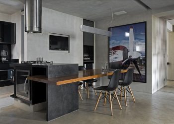 Egy férfi modern lakása - egységes, markáns lakberendezés, szürke cement padló és falak, fa elemek