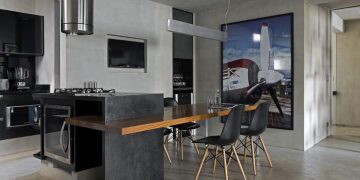 Egy férfi modern lakása - egységes, markáns lakberendezés, szürke cement padló és falak, fa elemek