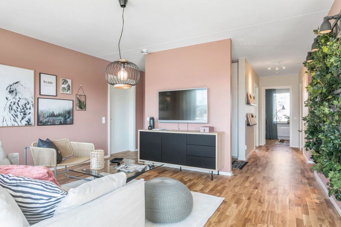 Lágy pasztell rózsaszín a teljes nappaliban, épített térelválasztó falak a zónák kialakítására - háromszobás lakás