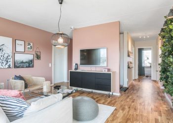 Lágy pasztell rózsaszín a teljes nappaliban, épített térelválasztó falak a zónák kialakítására - háromszobás lakás