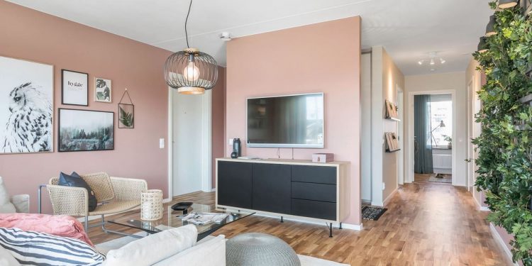 Lágy pasztell rózsaszín a teljes nappaliban, épített térelválasztó falak a zónák kialakítására - háromszobás lakás