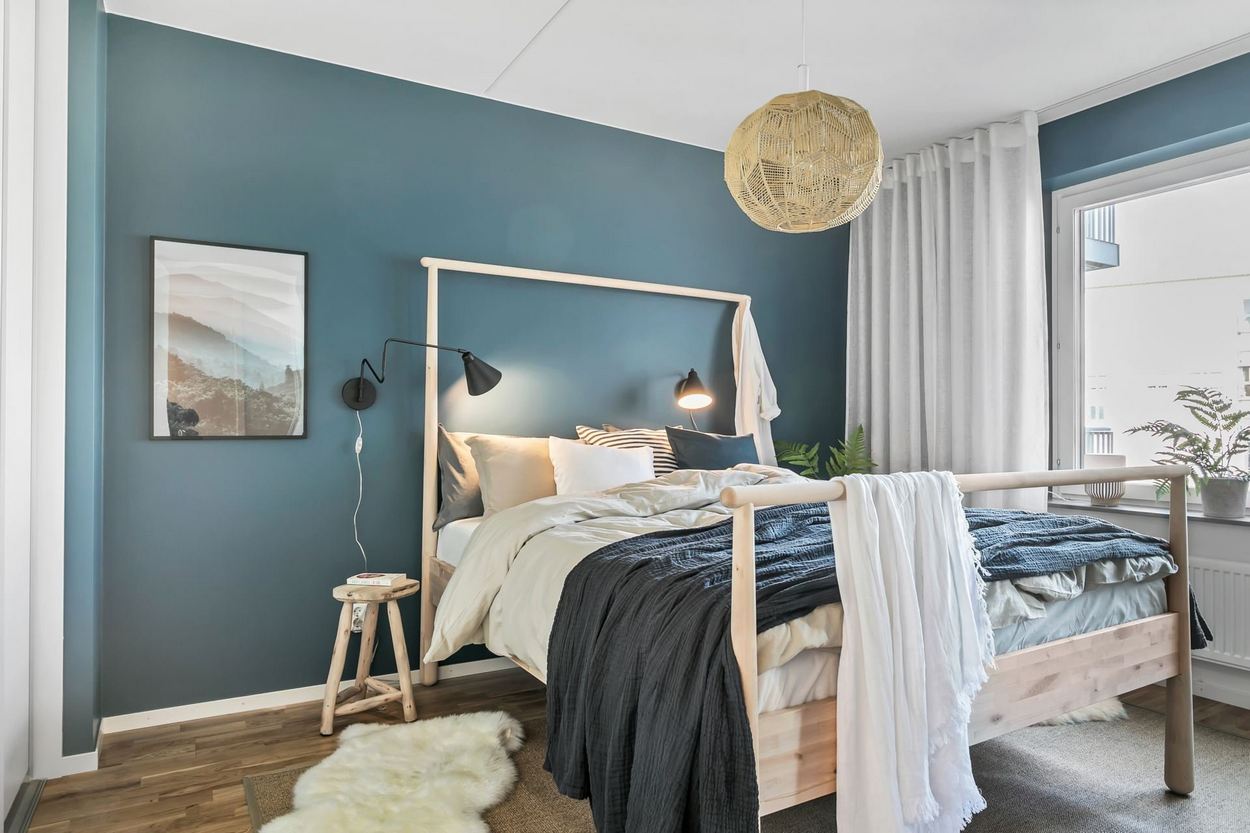 Lágy pasztell rózsaszín a teljes nappaliban, épített térelválasztó falak a zónák kialakítására - háromszobás lakás