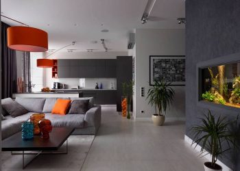 Szürke, narancs és sötétkék - egy fiatal férfi modern lakása remek színekkel dekorálva