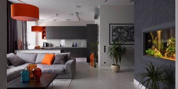 Szürke, narancs és sötétkék - egy fiatal férfi modern lakása remek színekkel dekorálva