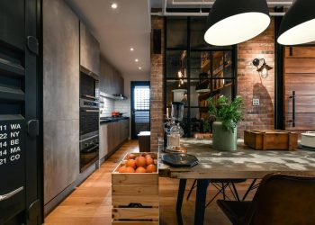 Különleges, egyedi, férfias otthon - fa, fém, üveg, tégla és beton együtt, hajózási konténer ajtaja a gardróbon, régi hangszórók a falban