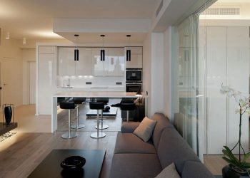 Üvegfal, letisztult lakberendezés és egy látványos nappali fal modern kandallóval