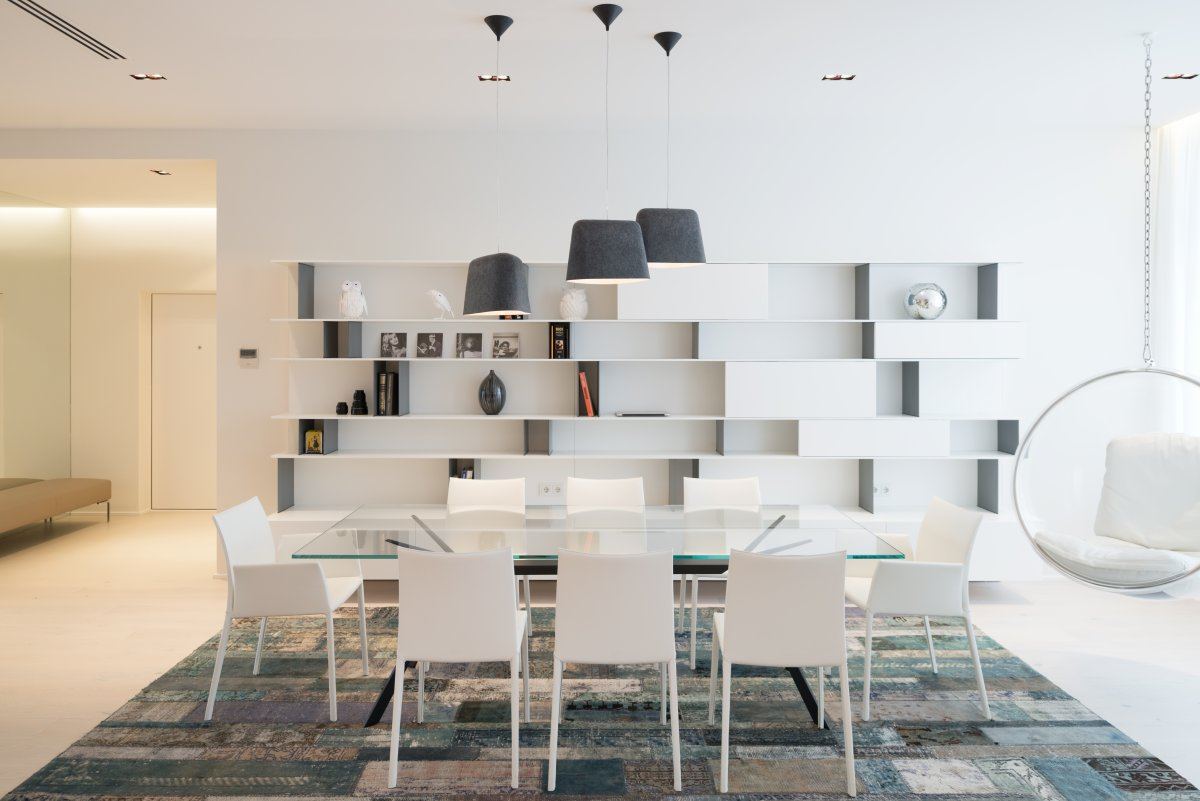 Elegáns lakás, minimál lakberendezés - fa, üveg, világos terek