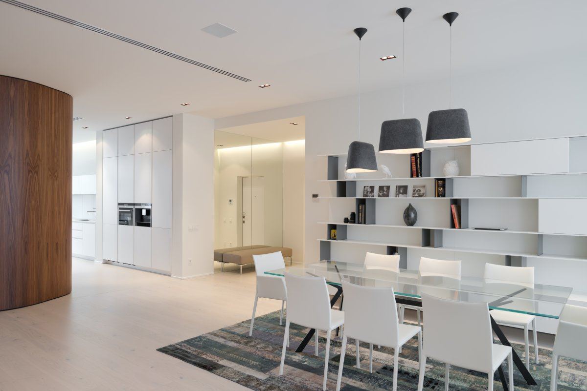 Elegáns lakás, minimál lakberendezés - fa, üveg, világos terek