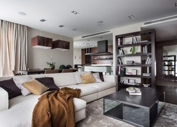 Modern, elegáns lakás a föld meleg színeivel, szép fa burkolatokkal