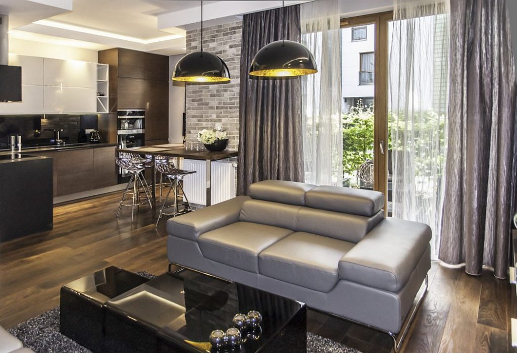 Modern, új társasházi lakás szürke és barna árnyalatokkal