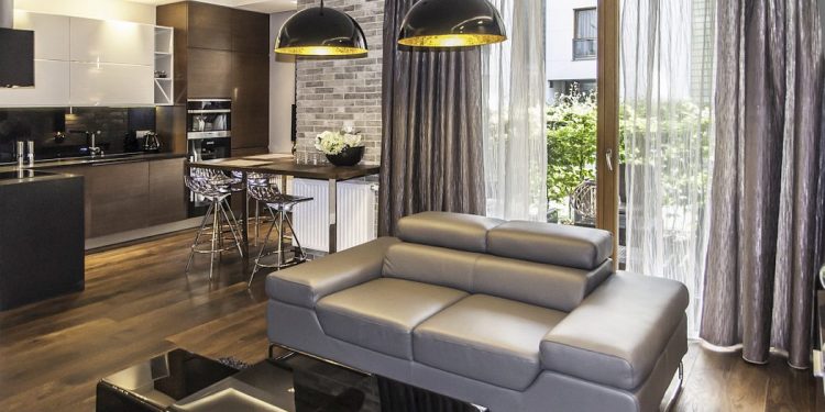Modern, új társasházi lakás szürke és barna árnyalatokkal