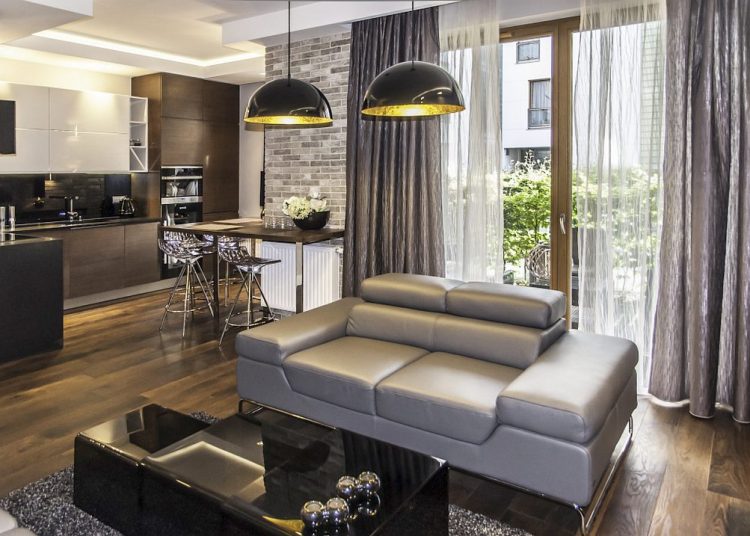 Modern, új társasházi lakás szürke és barna árnyalatokkal