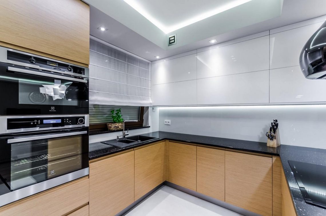 Családi ház modern, világos berendezéssel, hűvös elemek és meleg, természetes fa felületek elegáns kombinációjával - Studio Forma