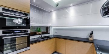Családi ház modern, világos berendezéssel, hűvös elemek és meleg, természetes fa felületek elegáns kombinációjával - Studio Forma
