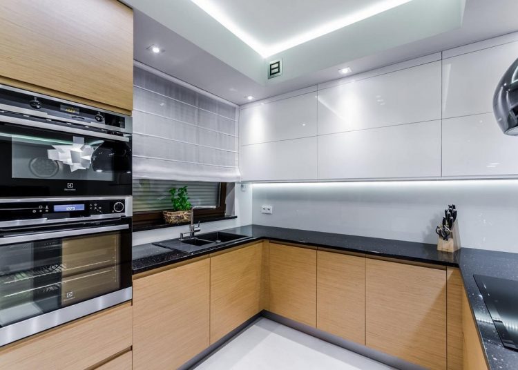 Családi ház modern, világos berendezéssel, hűvös elemek és meleg, természetes fa felületek elegáns kombinációjával - Studio Forma