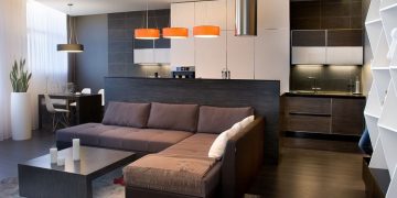 Másfél szobás lakás modern vonalakkal, kellemes színekkel, nappali és konyha összevonásával
