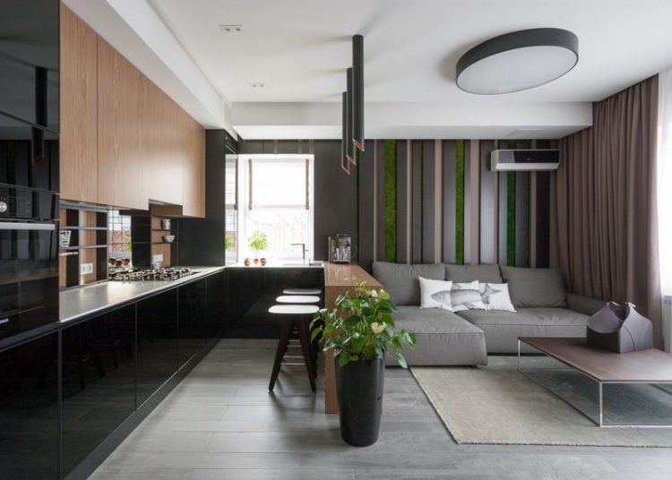 Minőségi anyagok harmonikus kombinációja, modern vonalak, sok természetes faanyag egy új lakásban