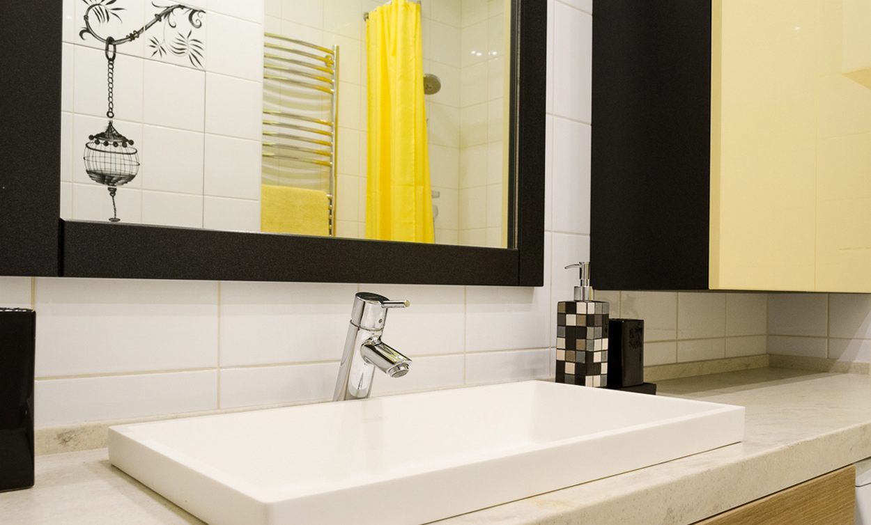 Másfél szobás lakás modern berendezése - sok fény, sárga, fehér és szürke a színpalettában, álmennyezetbe szerelt világítás Másfél szobás lakás modern berendezése - sok fény, sárga, fehér és szürke a színpalettában, álmennyezetbe szerelt világítás