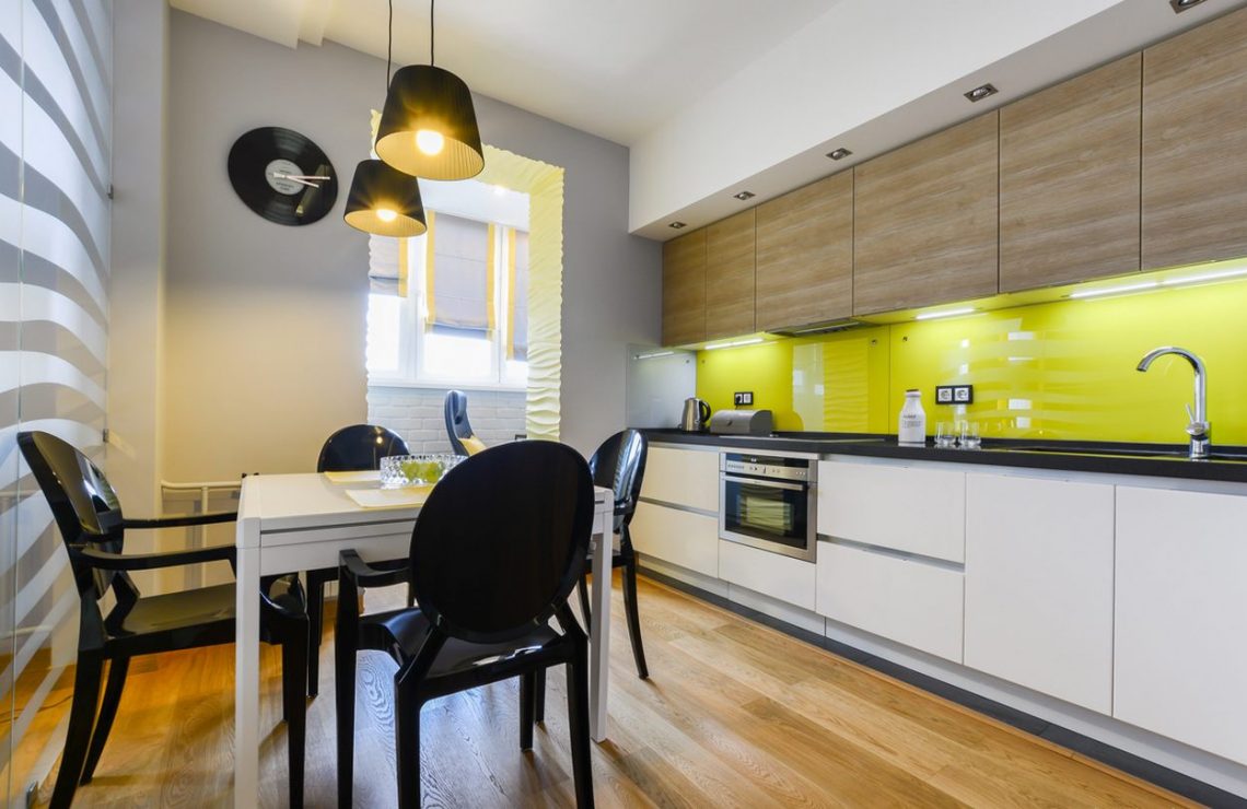 Másfél szobás lakás modern berendezése - sok fény, sárga, fehér és szürke a színpalettában, álmennyezetbe szerelt világítás