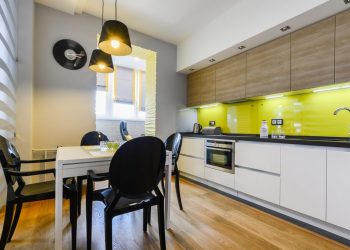 Másfél szobás lakás modern berendezése - sok fény, sárga, fehér és szürke a színpalettában, álmennyezetbe szerelt világítás