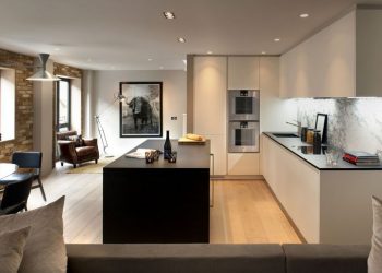 természetes, otthonos hangulat, kellemes semleges árnyalatok, téglafalak három szinten egy szép lakásban