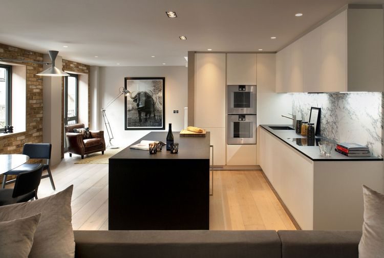 természetes, otthonos hangulat, kellemes semleges árnyalatok, téglafalak három szinten egy szép lakásban