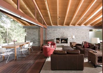 Természetes anyagok, kő és fa - modern ház erdei környezetben