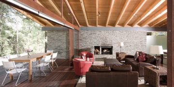 Természetes anyagok, kő és fa - modern ház erdei környezetben