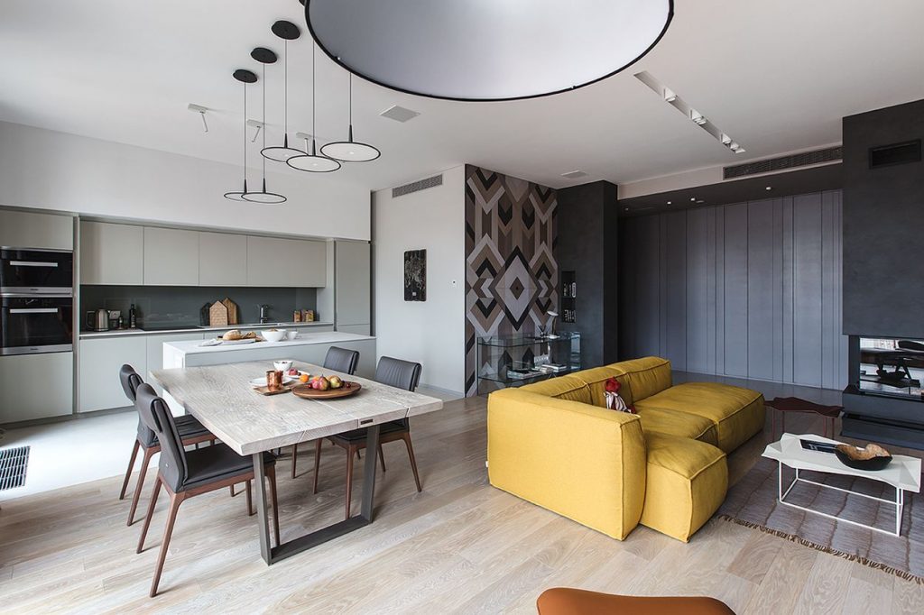 Sárga kanapé mint színes látványelem - modern, letisztult megoldásokkal, természetes anyagokkal berendezett lakás - intarzia nagy falfelületen, komplex textúrák, mikrocement